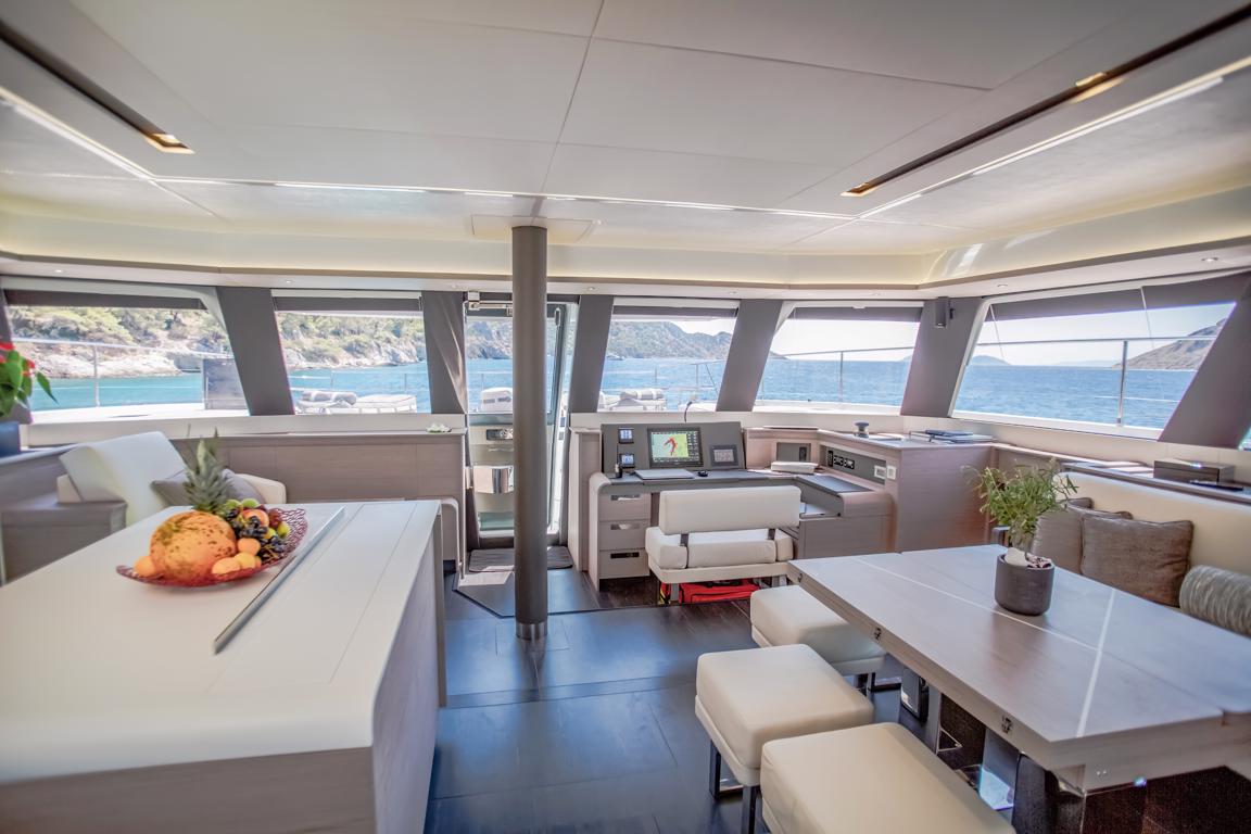 Fountaine Pajot Power 67 salon