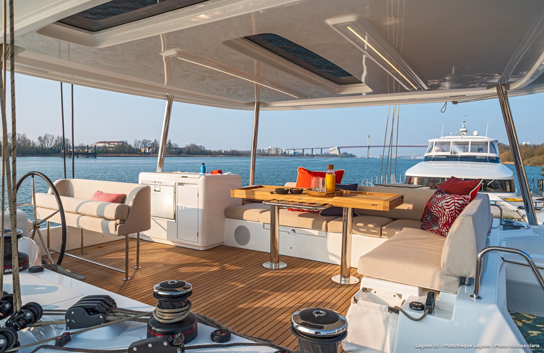 Lagoon 55 flybridge