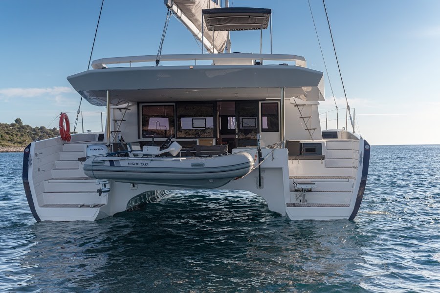 Dufour 48 Catamaran, Yam