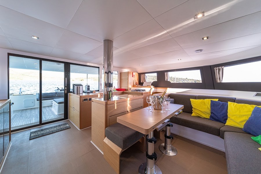 Dufour 48 Catamaran, Yam