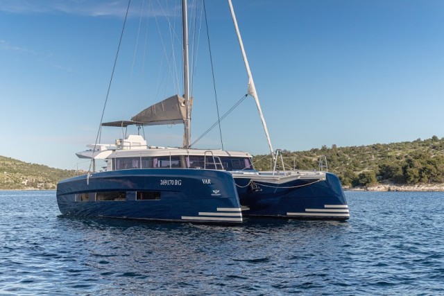 Dufour 48 Catamaran, Yam