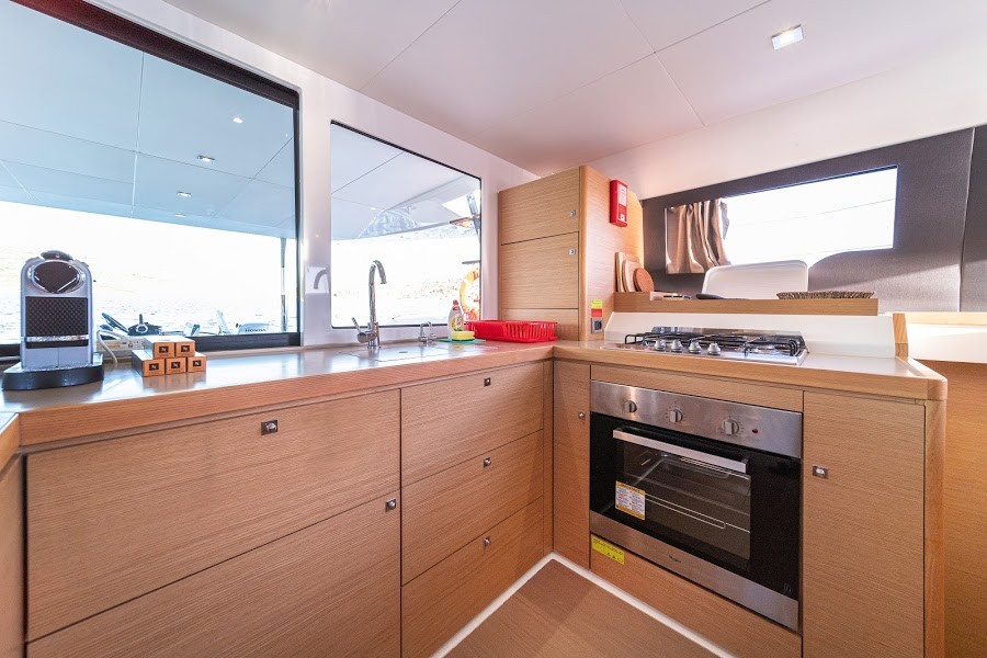 Dufour 48 Catamaran, Ave