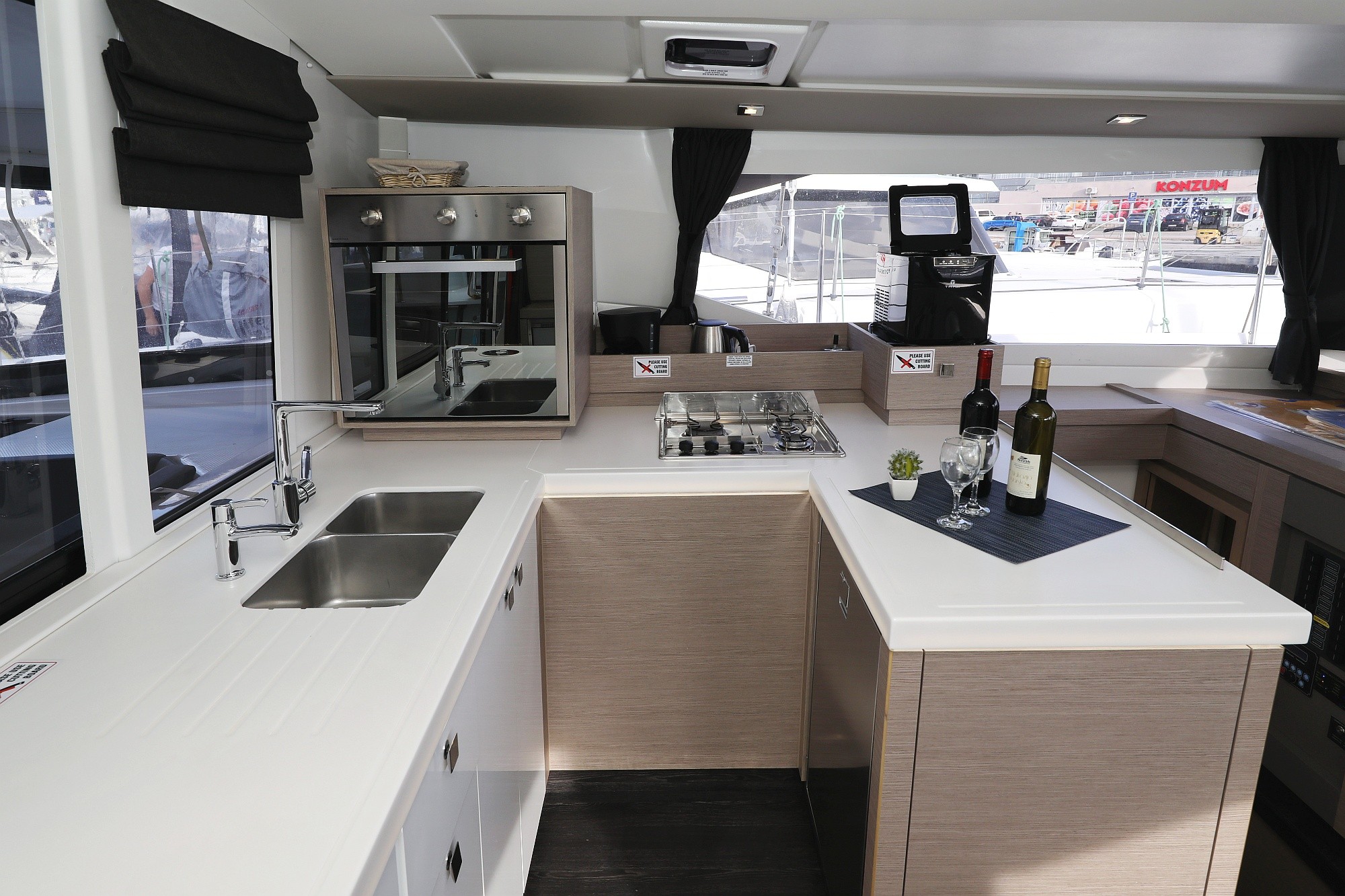 Fountaine Pajot Astrea 42, Discordia