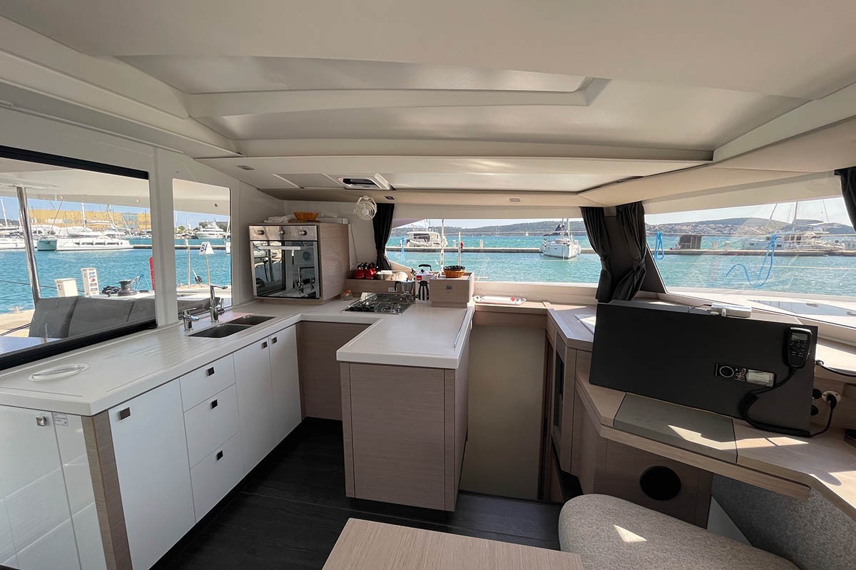 Fountaine Pajot Astrea 42, Barramundi III