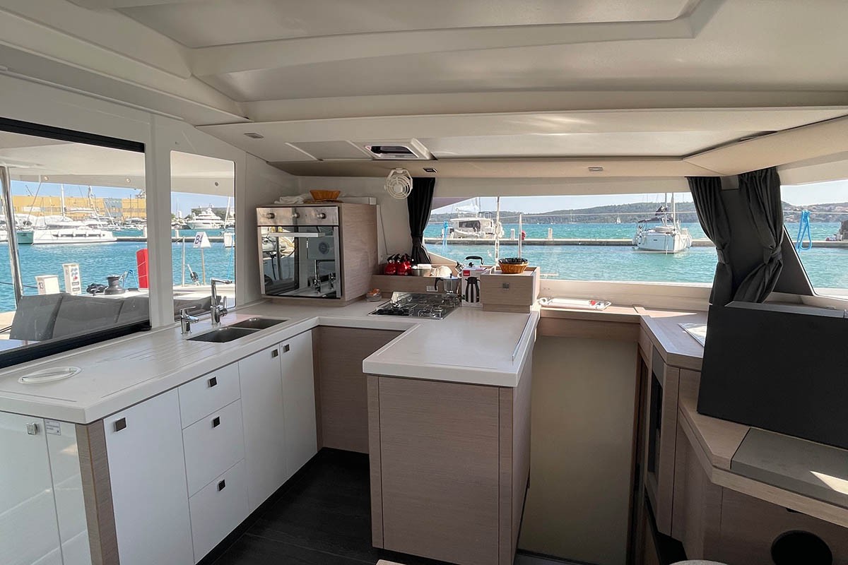 Fountaine Pajot Astrea 42, Barramundi III