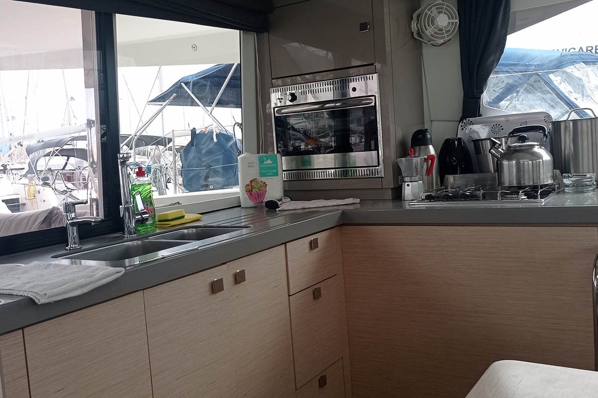 Fountaine Pajot Lucia 40, Admira