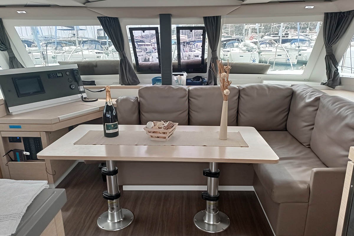 Fountaine Pajot Lucia 40, Admira